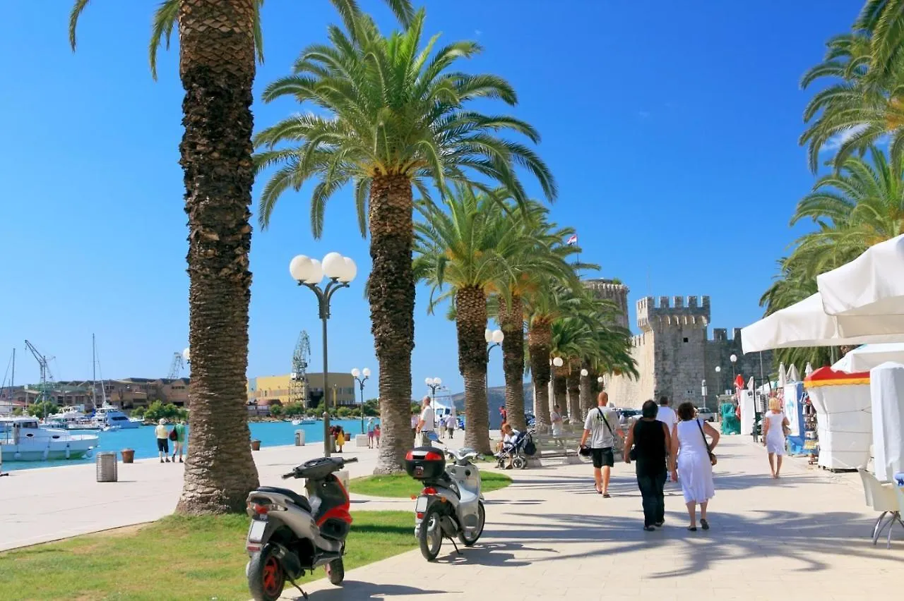 Studio Apartment In Okrug Gornji With Terrace, Air Conditioning, Wifi, Washing Machine 5051-1 Trogir 0*,