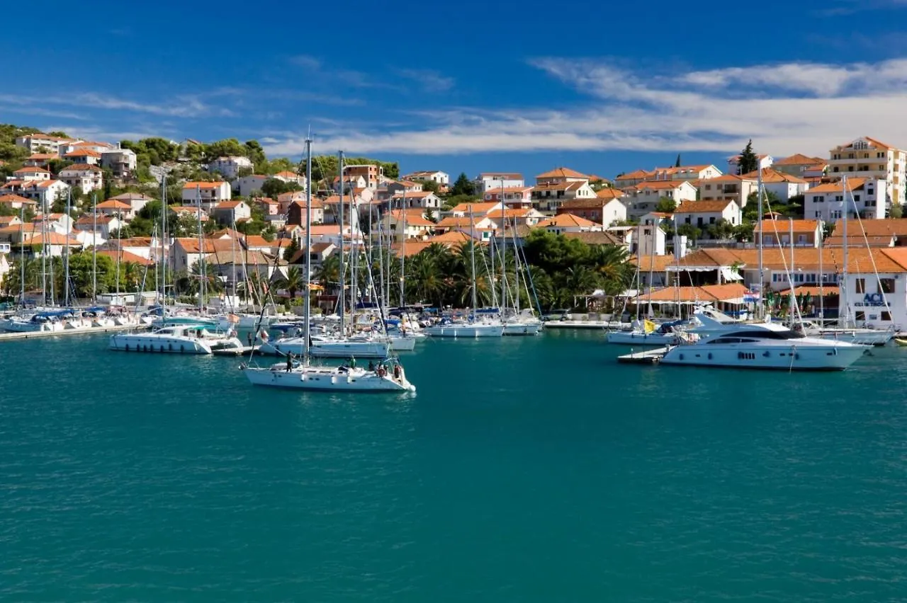 Studio Apartment In Okrug Gornji With Terrace, Air Conditioning, Wifi, Washing Machine 5051-1 Trogir
