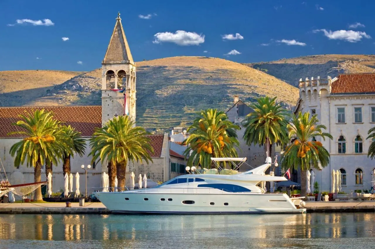 Studio Apartment In Okrug Gornji With Terrace, Air Conditioning, Wifi, Washing Machine 5051-1 Trogir