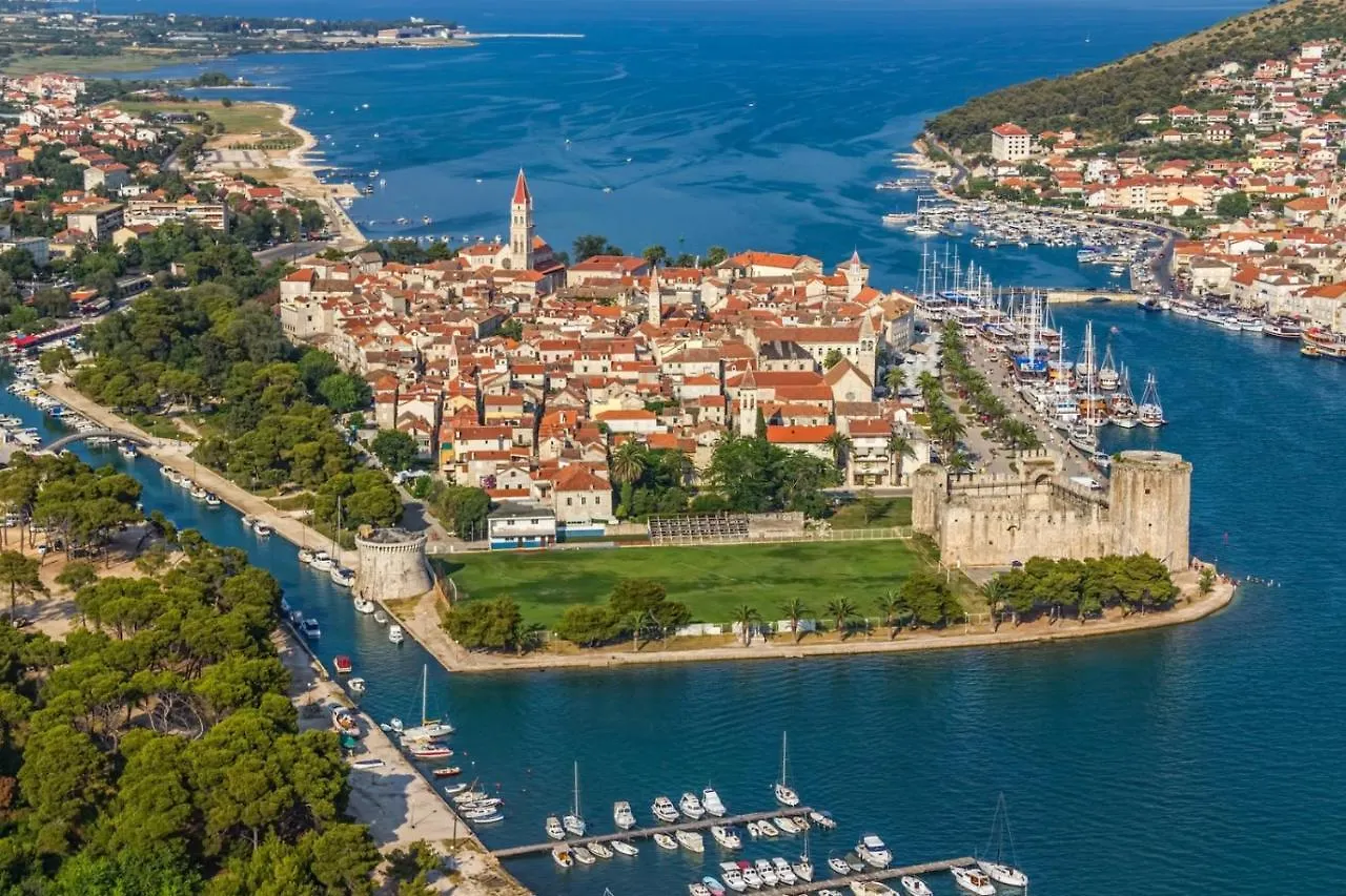 Studio Apartment In Okrug Gornji With Terrace, Air Conditioning, Wifi, Washing Machine 5051-1 Trogir
